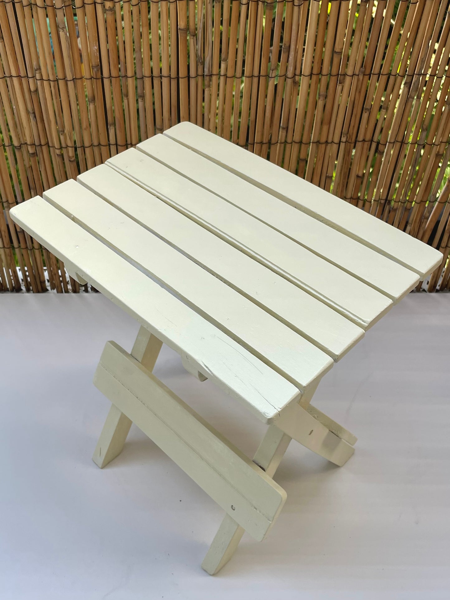 Opklapbaar houten krukje of bijzettafel - geel