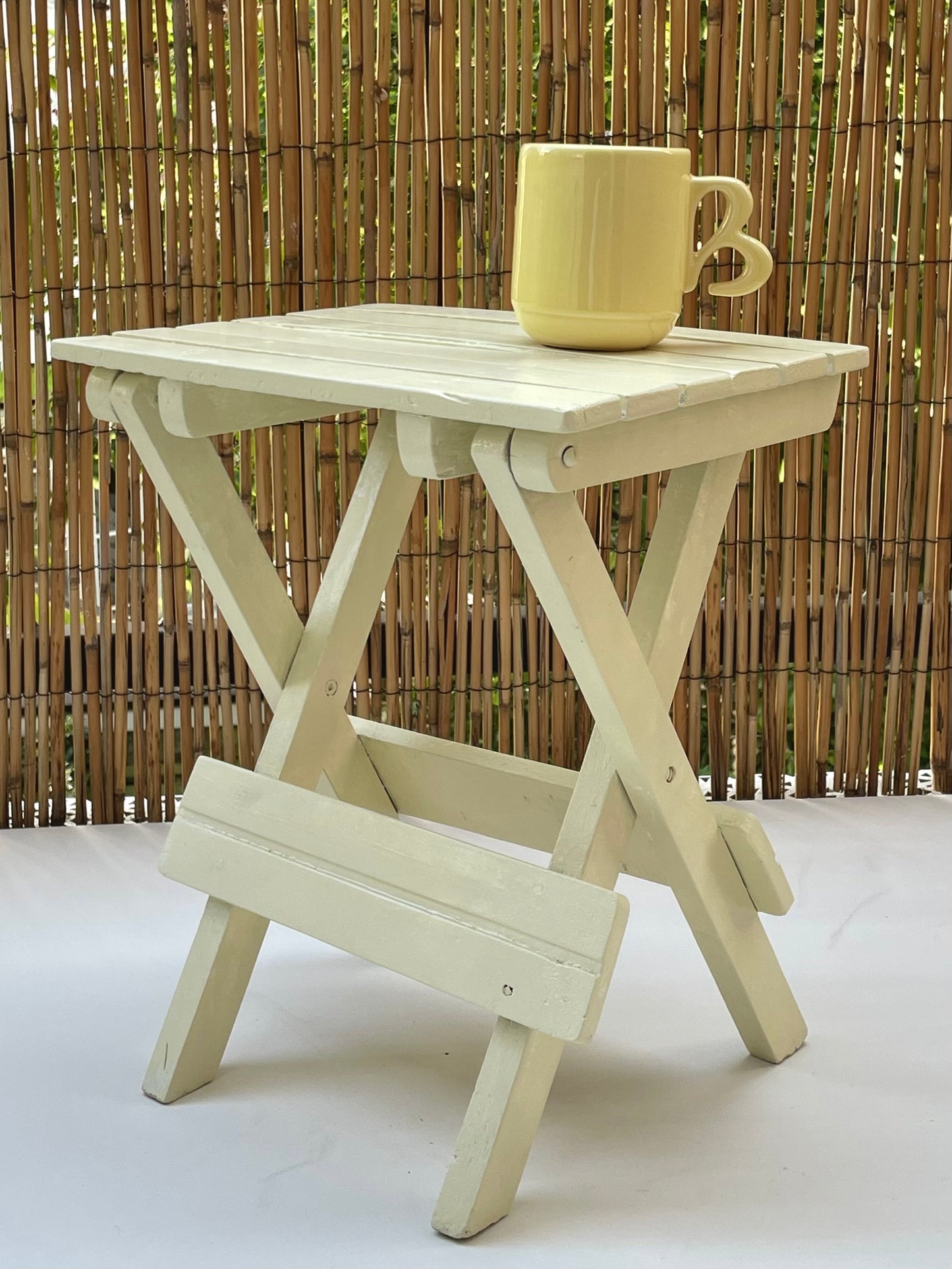 Opklapbaar houten krukje of bijzettafel - geel