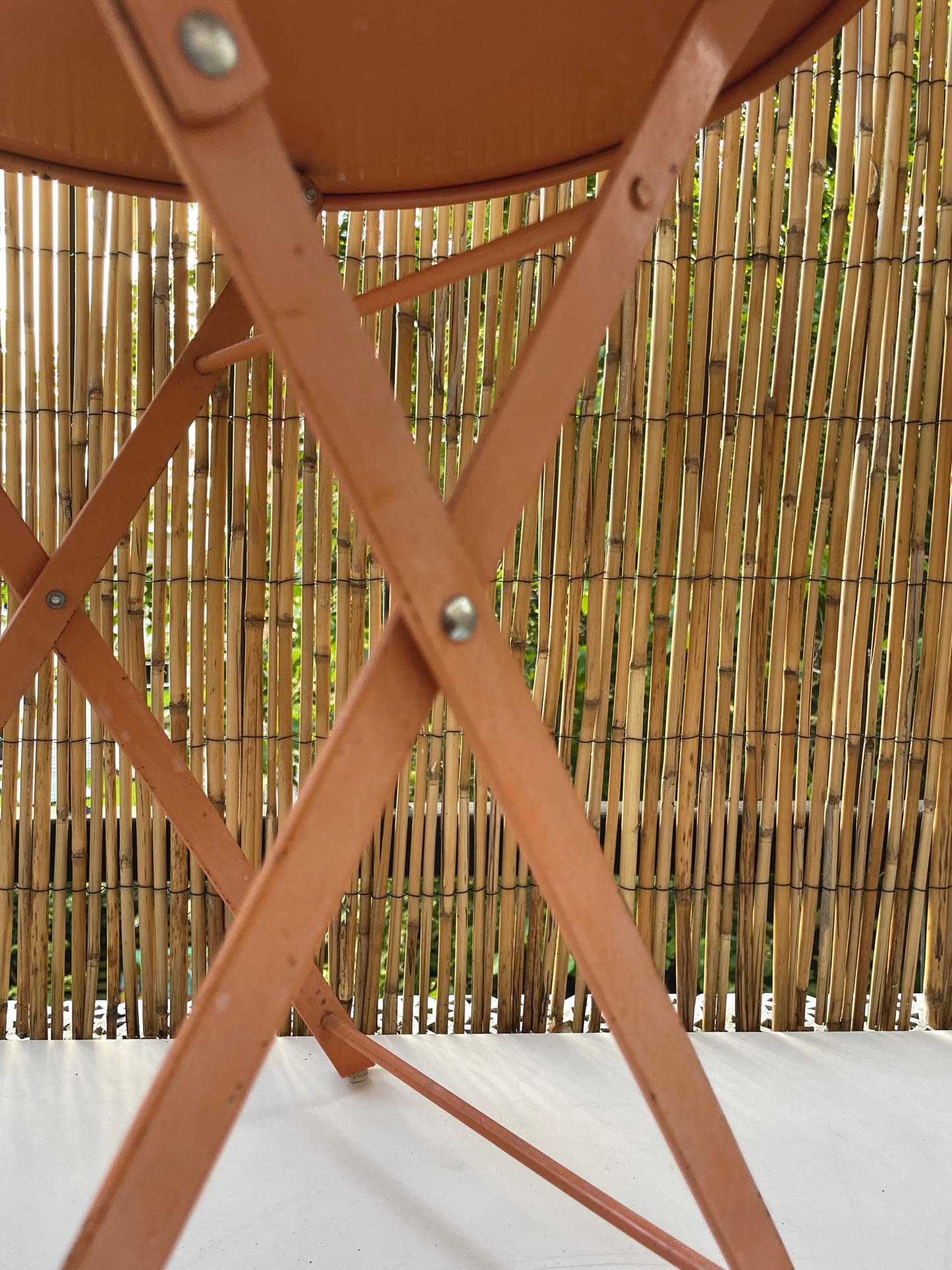 Kleine ronde metalen klaptafel — terracotta