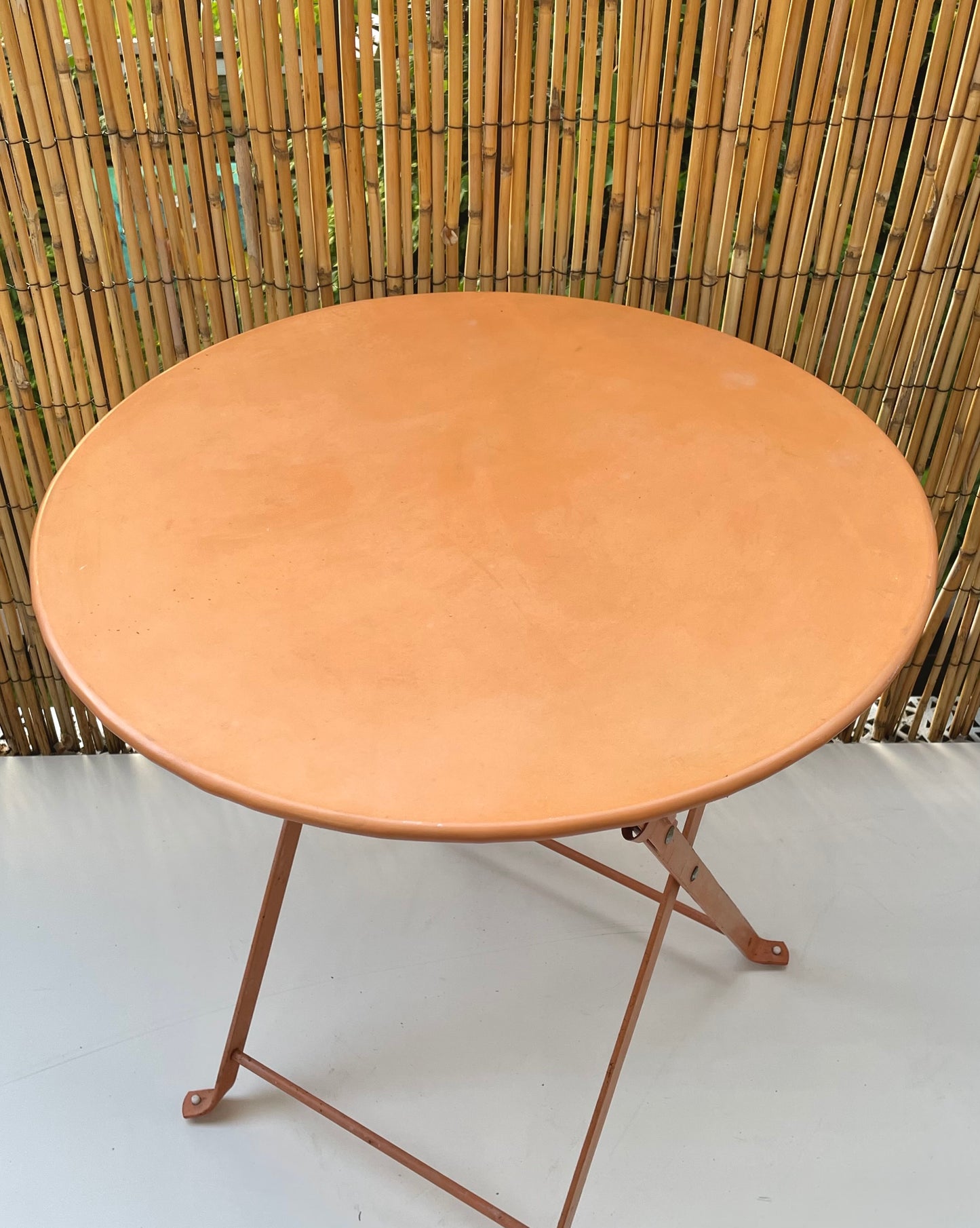 Kleine ronde metalen klaptafel — terracotta